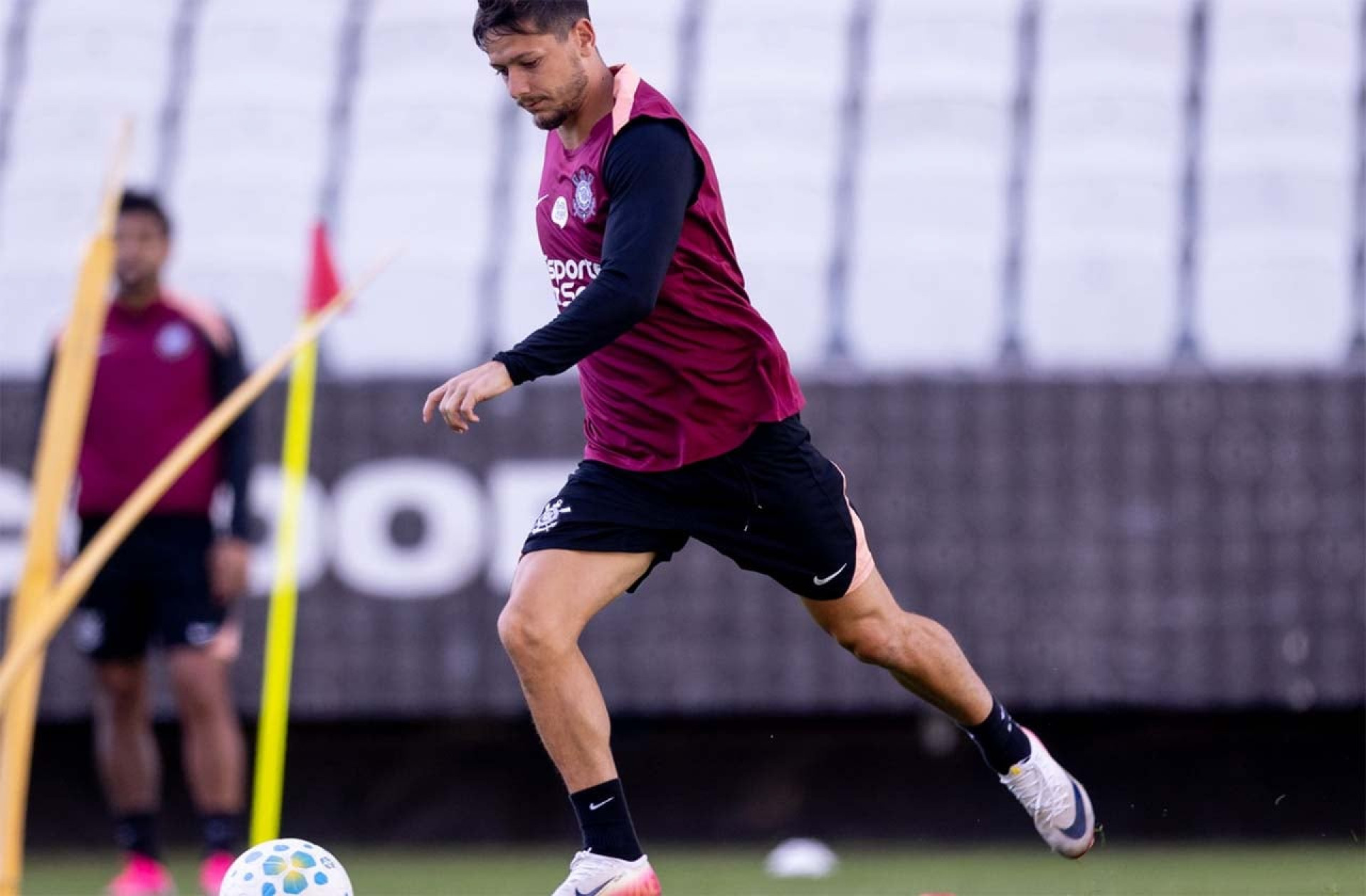 Jogadores do Corinthians demonstram inc&ocirc;modo com novo gramado da Neo Qu&iacute;mica