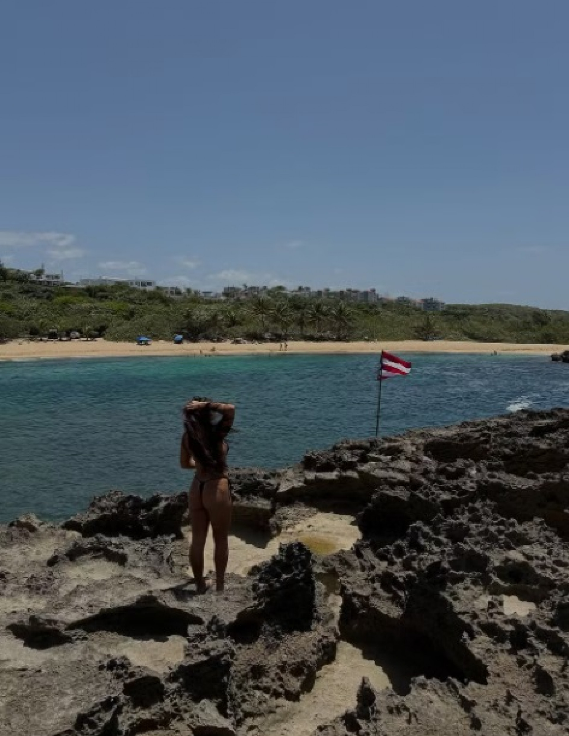 Giulia Costa se aventura no surfe durante viagem pelo Caribe - Reprodução Instagram