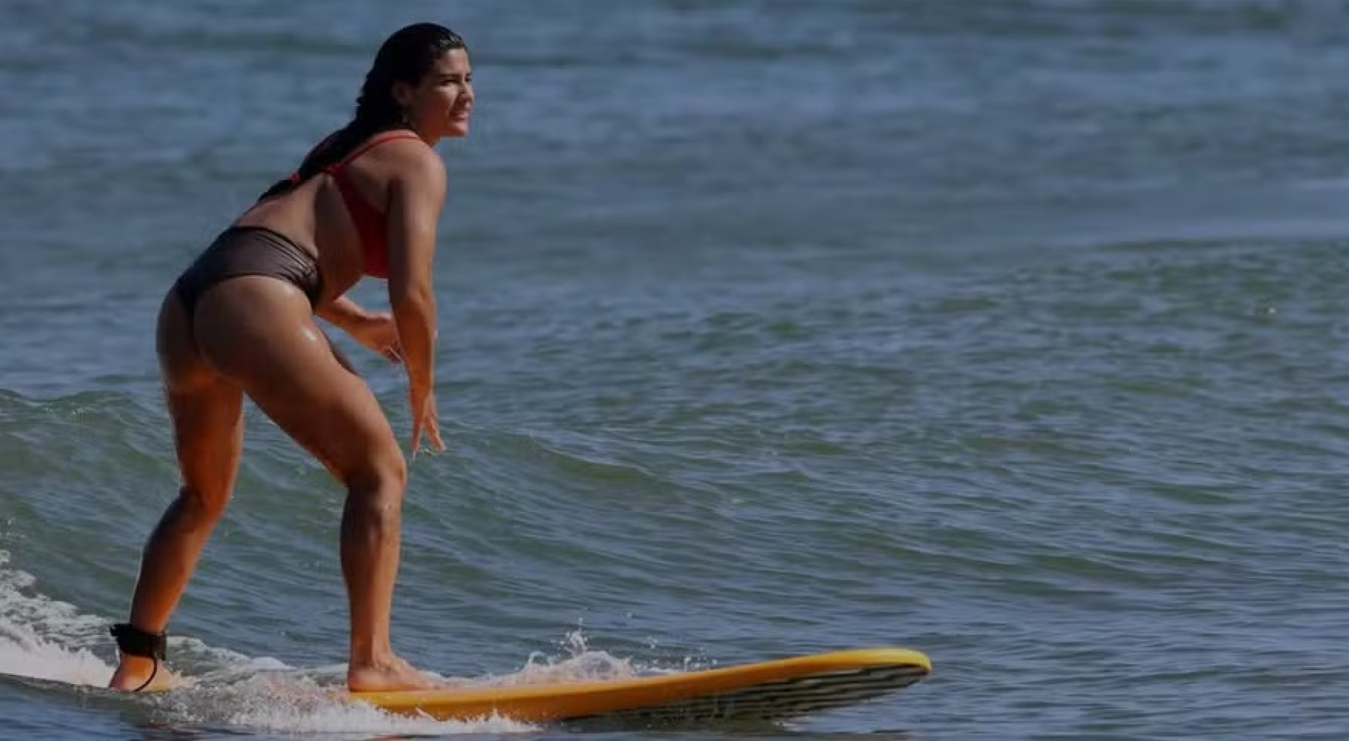 Giulia Costa se aventura no surfe durante viagem pelo Caribe - Reprodução Instagram