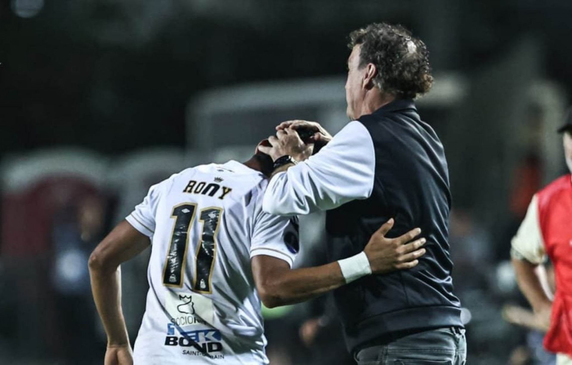 Rony exalta atua&ccedil;&atilde;o do Santos em goleada na Sul-Americana: “As coisas flu&iacute;ram”