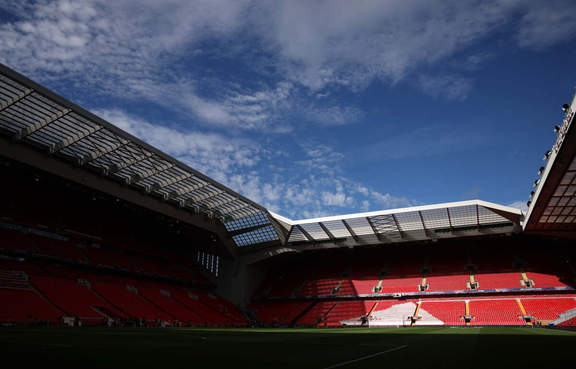 Jeff Bezos abre negocia&ccedil;&otilde;es e pode se tornar um dos propriet&aacute;rios do Liverpool