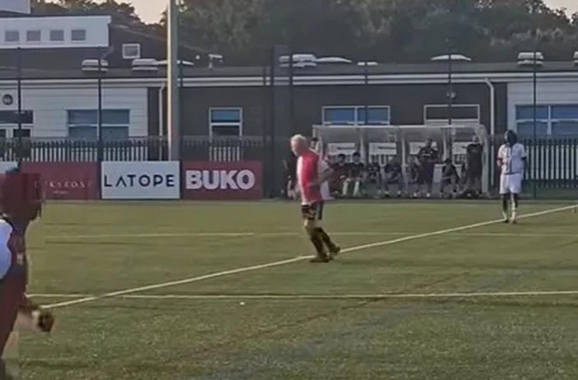 V&iacute;deo: comentarista de 80 anos participa de amistoso de pr&eacute;-temporada