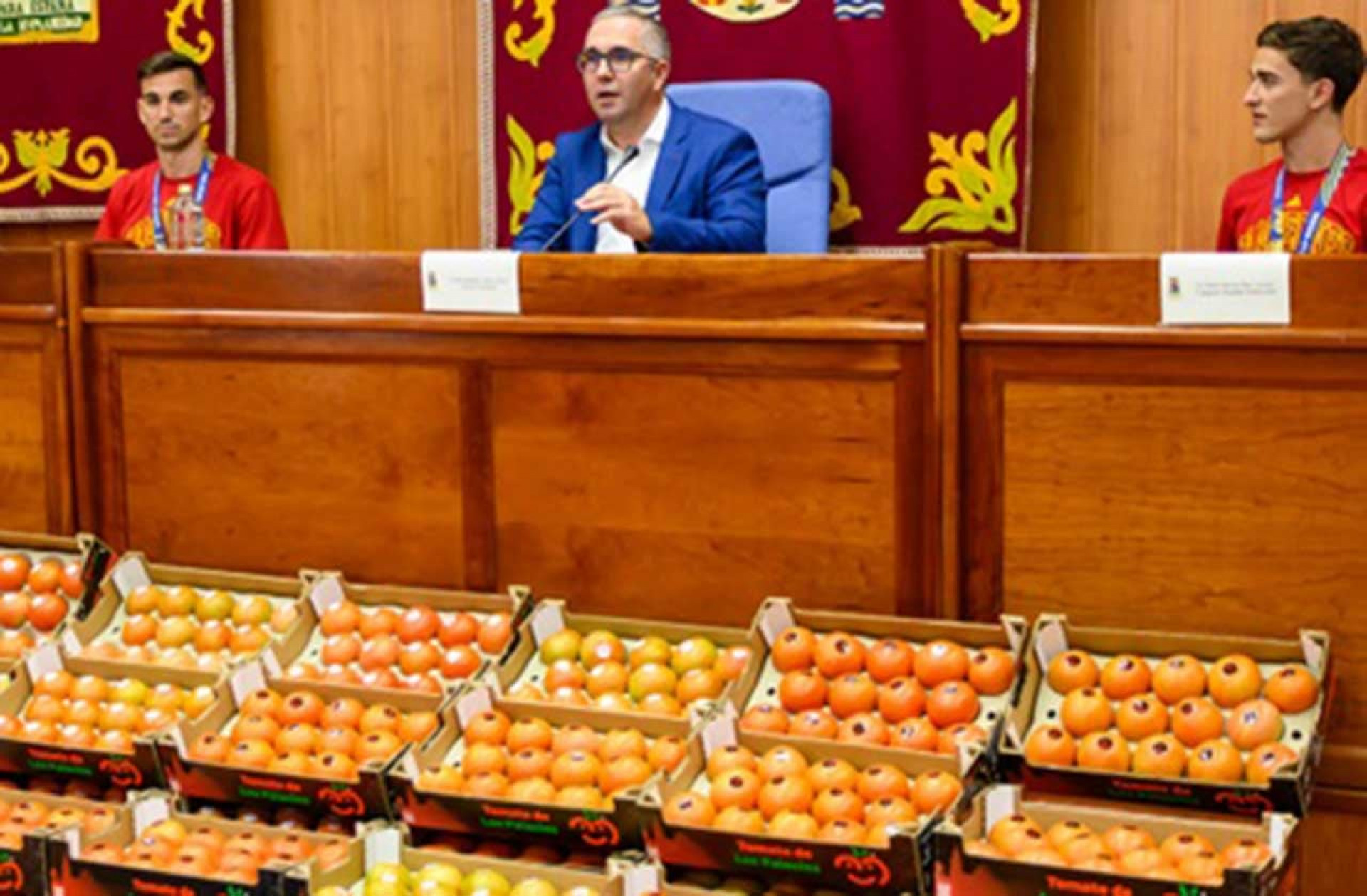 V&iacute;deo: campe&otilde;es do mundo com a Espanha ganham premia&ccedil;&atilde;o em tomate!