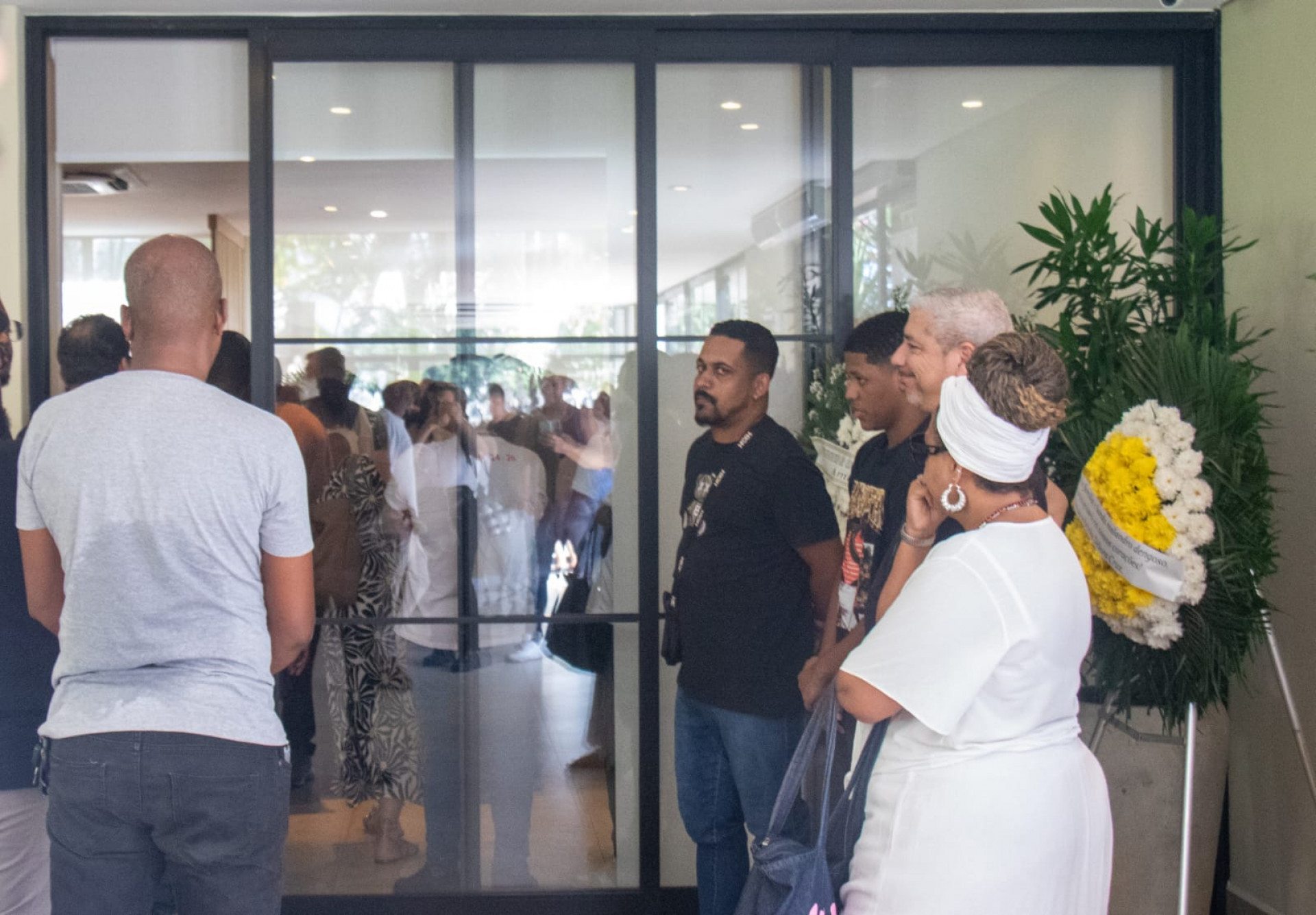 Amigos e familiares se despediram da cantora Debora Cruz, no Crematório São Francisco Xavier, no Caju - Érica Martin / Agência O DIA