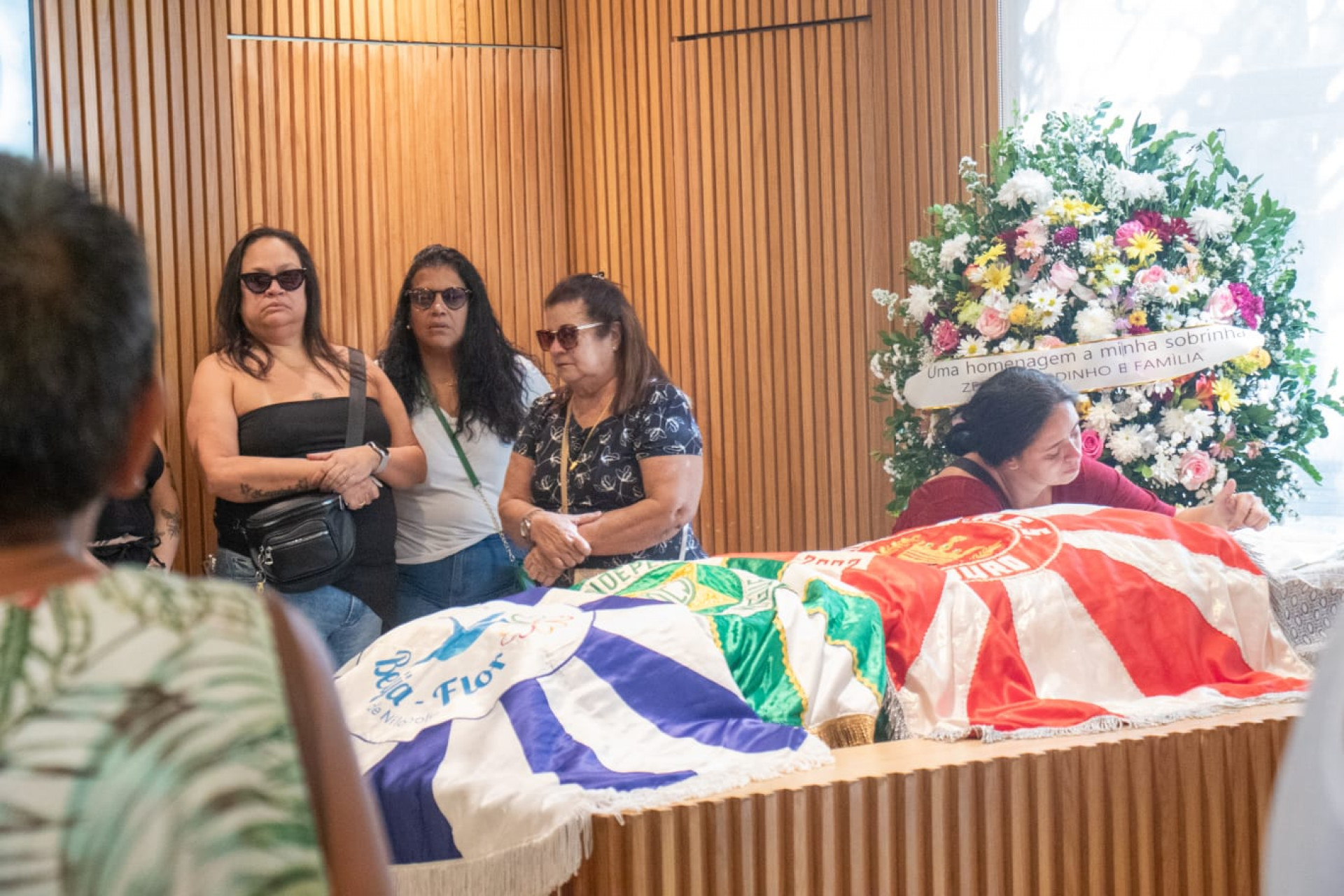 Familiares se despediram da cantora Debora Cruz, em velório realizado no Caju, na Zona Portuária do Rio - Érica Martin / Agência O DIA