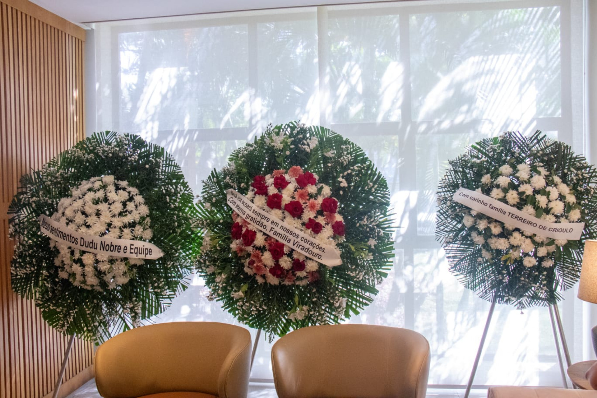 Dudu Nobre e escola de samba Unidos do Viradouro enviaram coroas de flores para Debora Cruz, que morreu aos 45 anos - Érica Martin / Agência O DIA