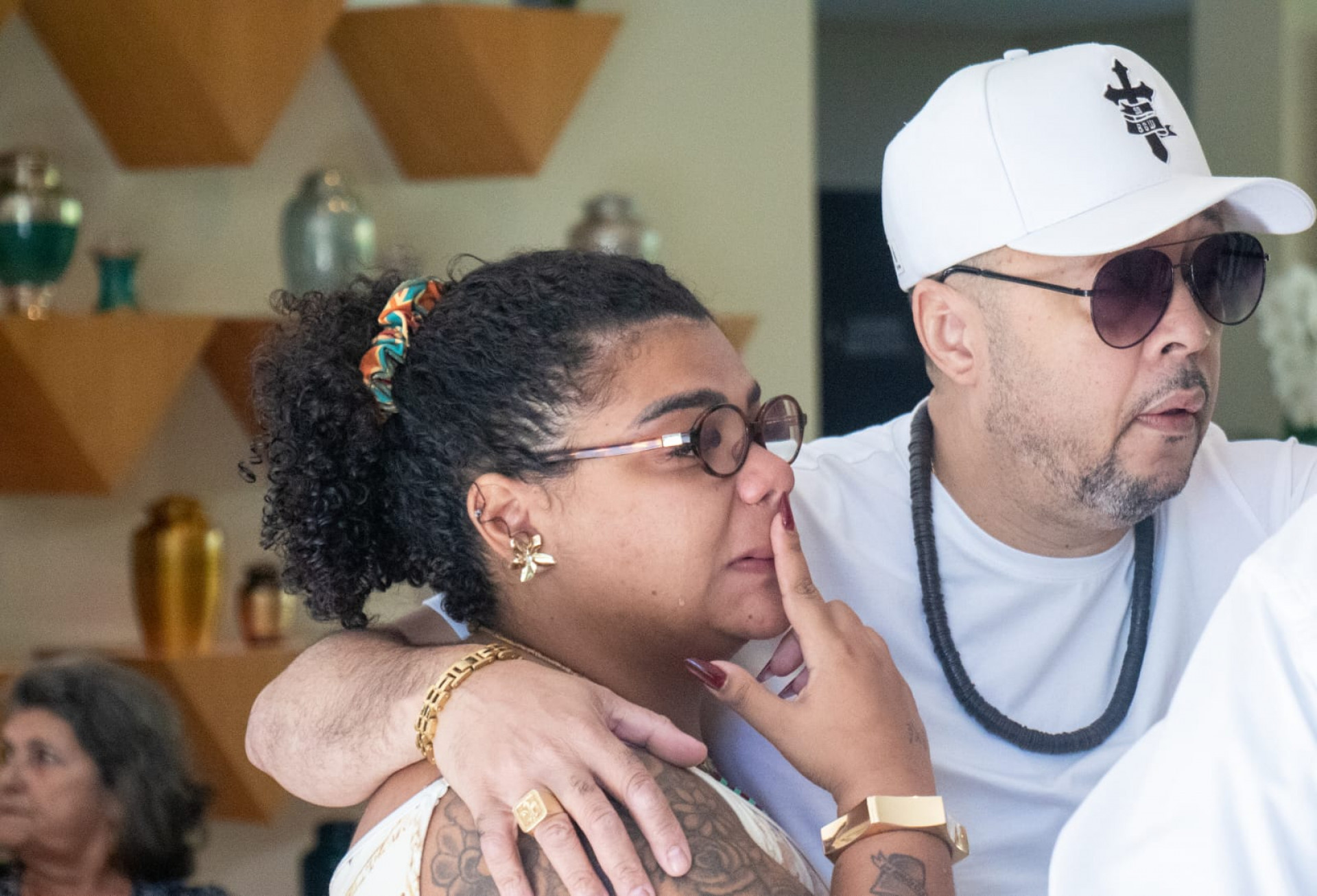 Flora Cruz e Andrezinho Silva estiveram no velório da cantora Debora Cruz - Érica Martin / Agência O DIA