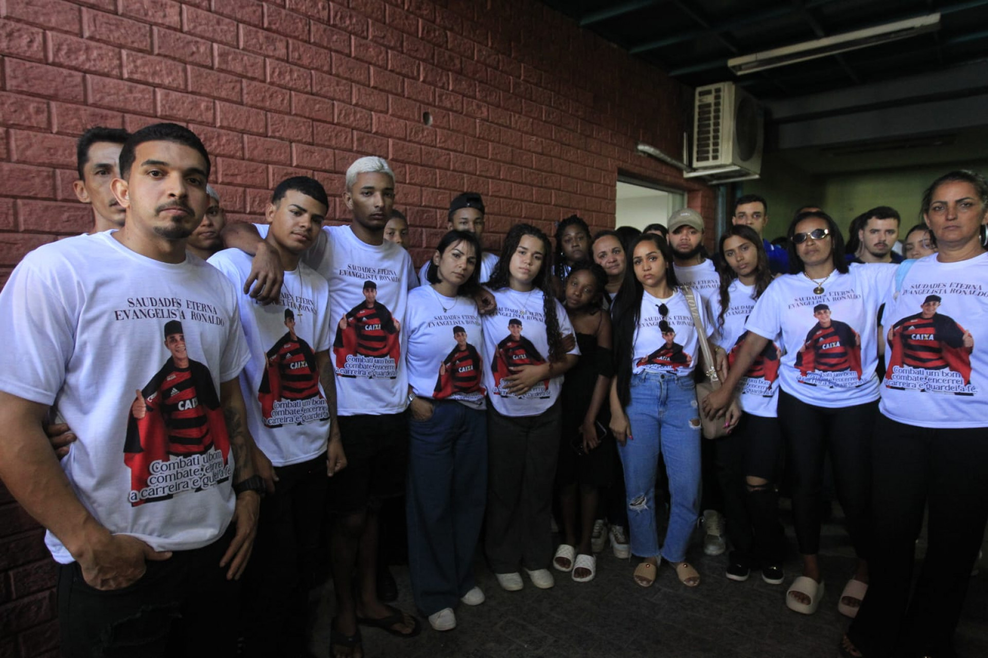 Familiares e amigos usaram camisa com a foto do padeiro Ronaldo Jos&eacute; Ara&uacute;jo - Reginaldo Pimenta / Ag&ecirc;ncia O DIA