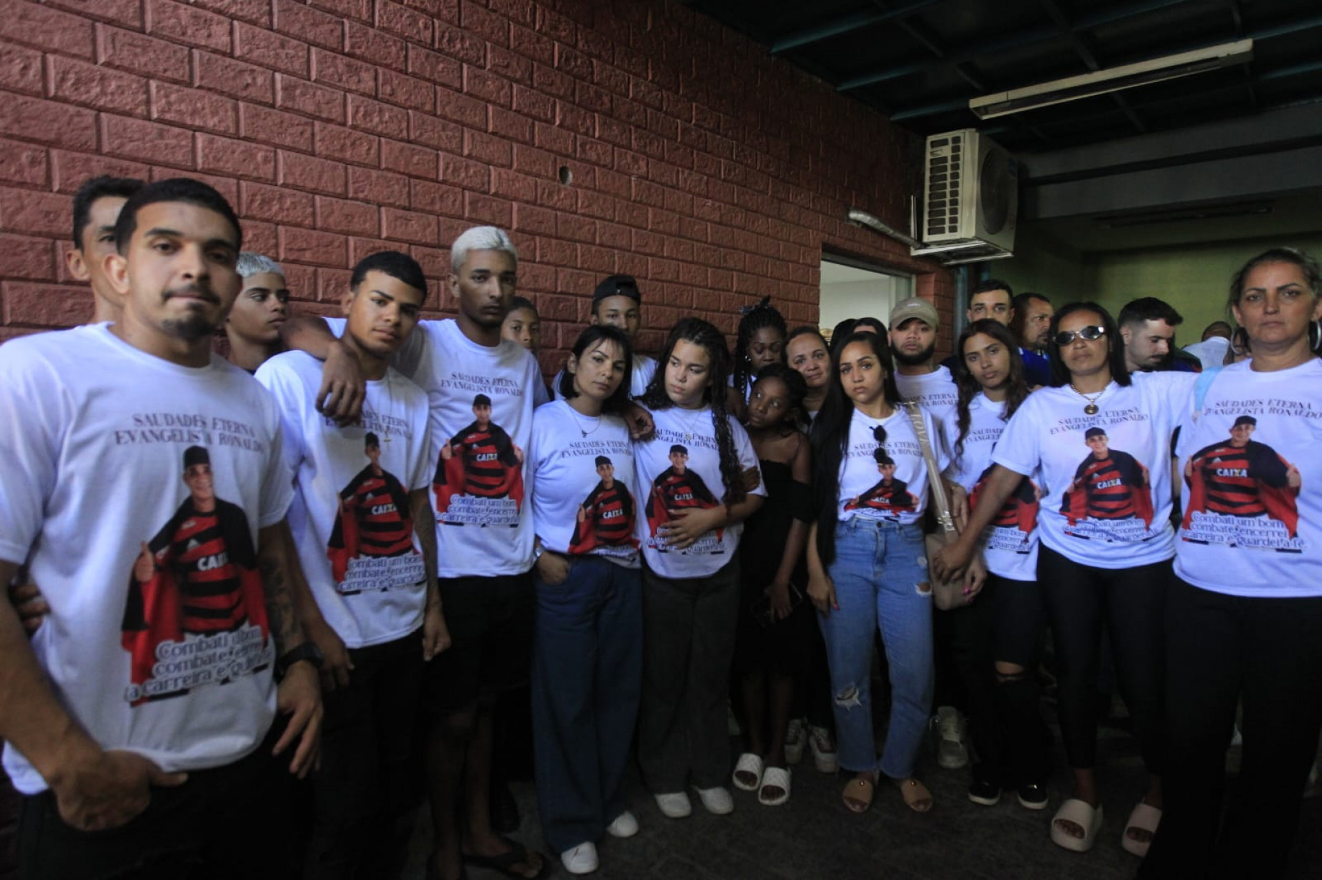 Familiares e amigos usaram camisa com a foto do padeiro Ronaldo Jos&eacute; Ara&uacute;jo - Reginaldo Pimenta / Ag&ecirc;ncia O DIA