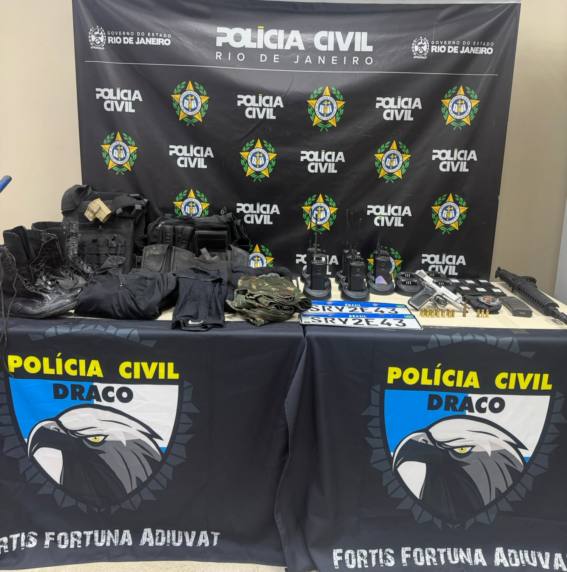 Polícia Civil apreendeu arma durante operação na comunidade do Piraquê, em Guaratiba, na Zona Oeste do Rio - Divulgação / Polícia Civil