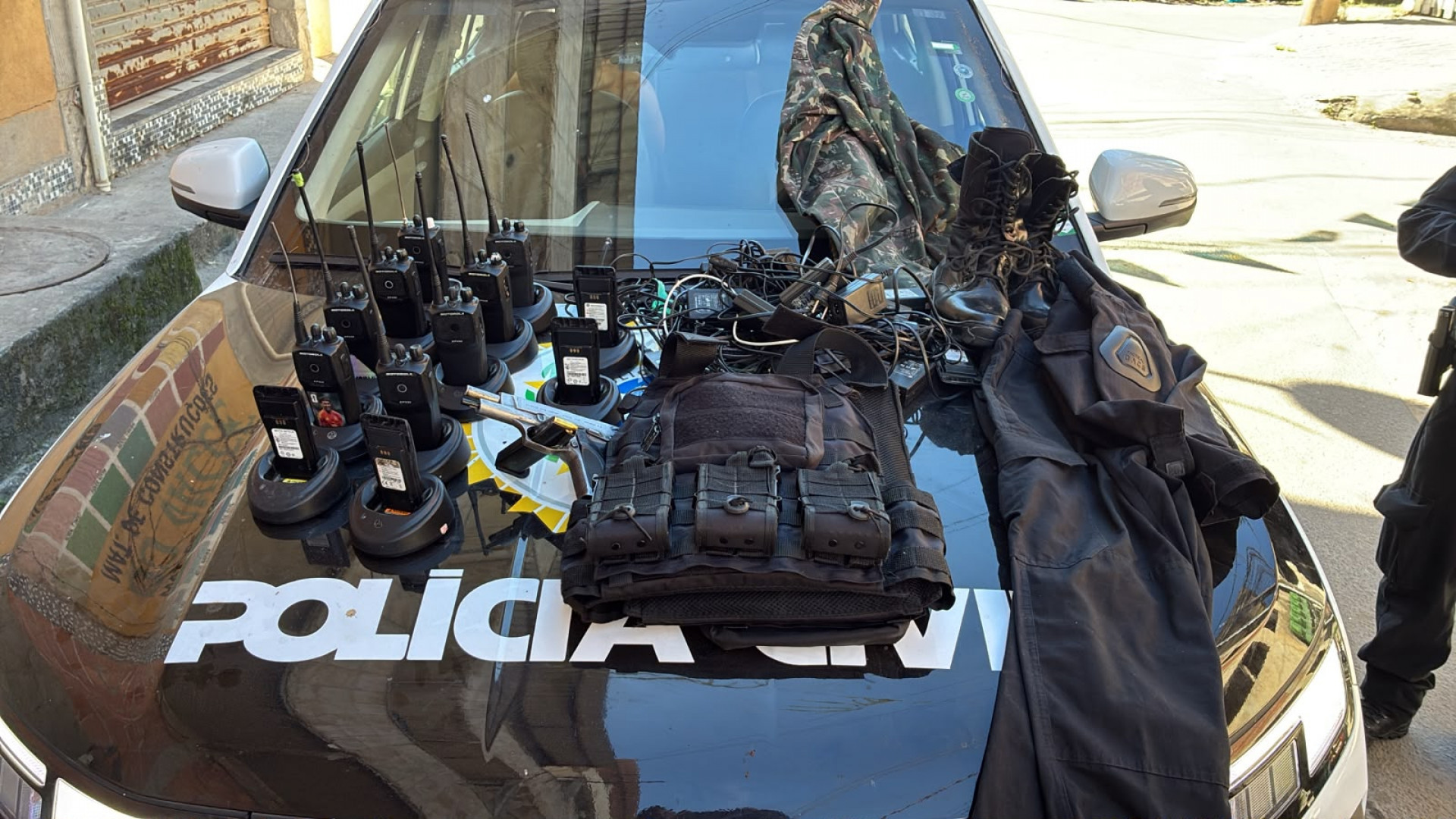 Milicianos forma presos durante operação em Guaratiba, na Zona Oeste do Rio - Divulgação / Polícia Civil