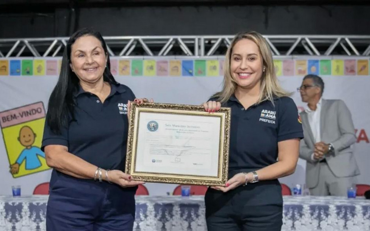 Prefeita Daniela Soares e secretária de Educação, Valéria Amaral 