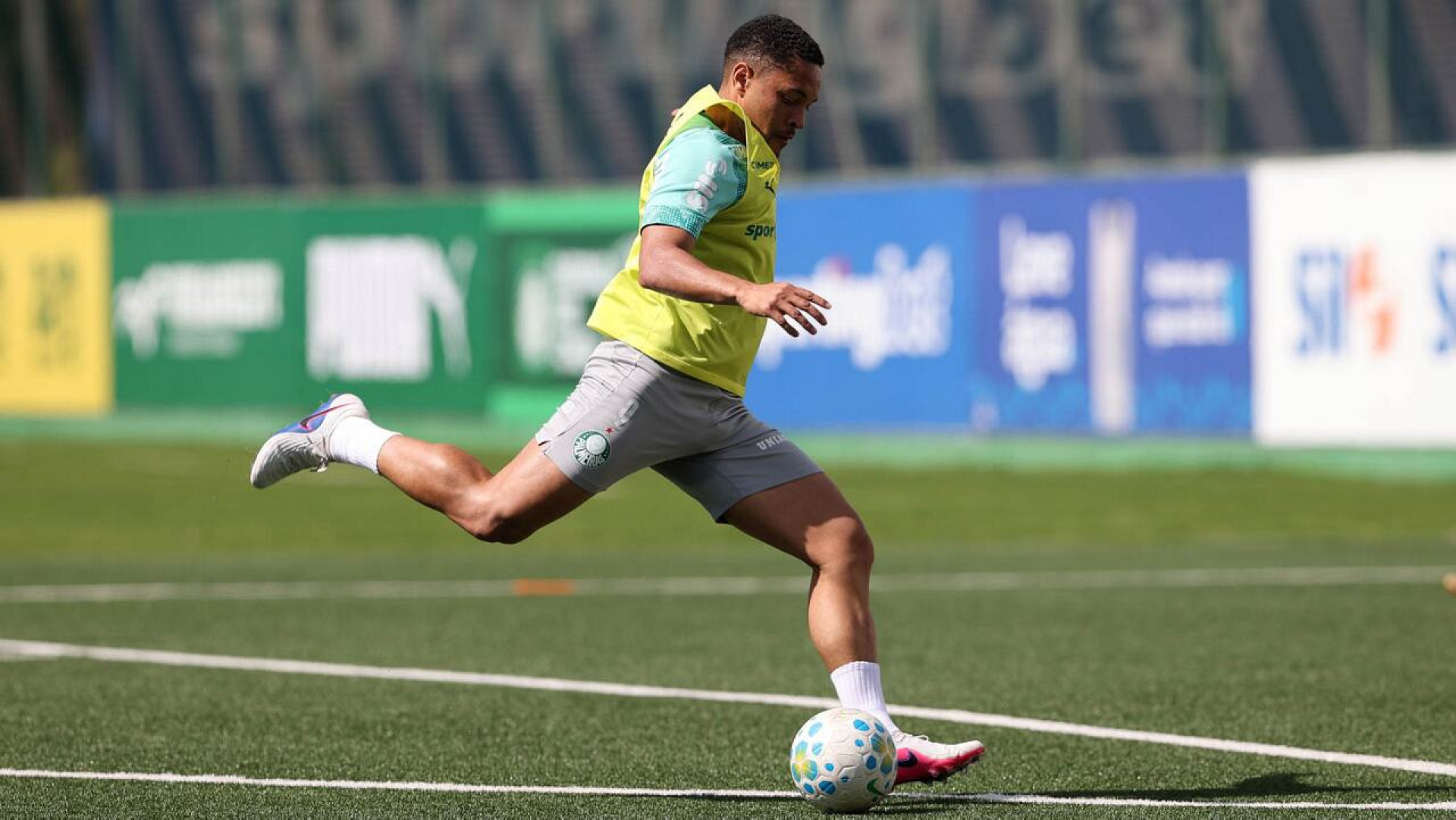 Giay avan&ccedil;a em recupera&ccedil;&atilde;o e dupla treina sem restri&ccedil;&otilde;es no Palmeiras