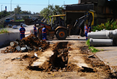 Prefeitura de Nova Iguaçu inicia obra para recuperar rede de esgoto danificada durante intervenções na Via Dutra