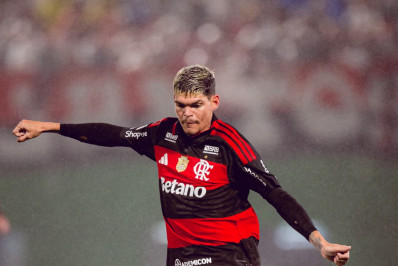 Ayrton Lucas faz autocrítica sobre atuação: 'Primeiro tempo horrível'