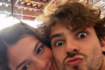 Irmã de Bruna Marquezine posa com o namorado