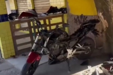 Dupla é detida pela Polícia Civil com motocicleta roubada durante fiscalização em Belford Roxo