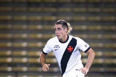 Torcedores do Vasco se desesperam com chance perdida por Spinelli; veja