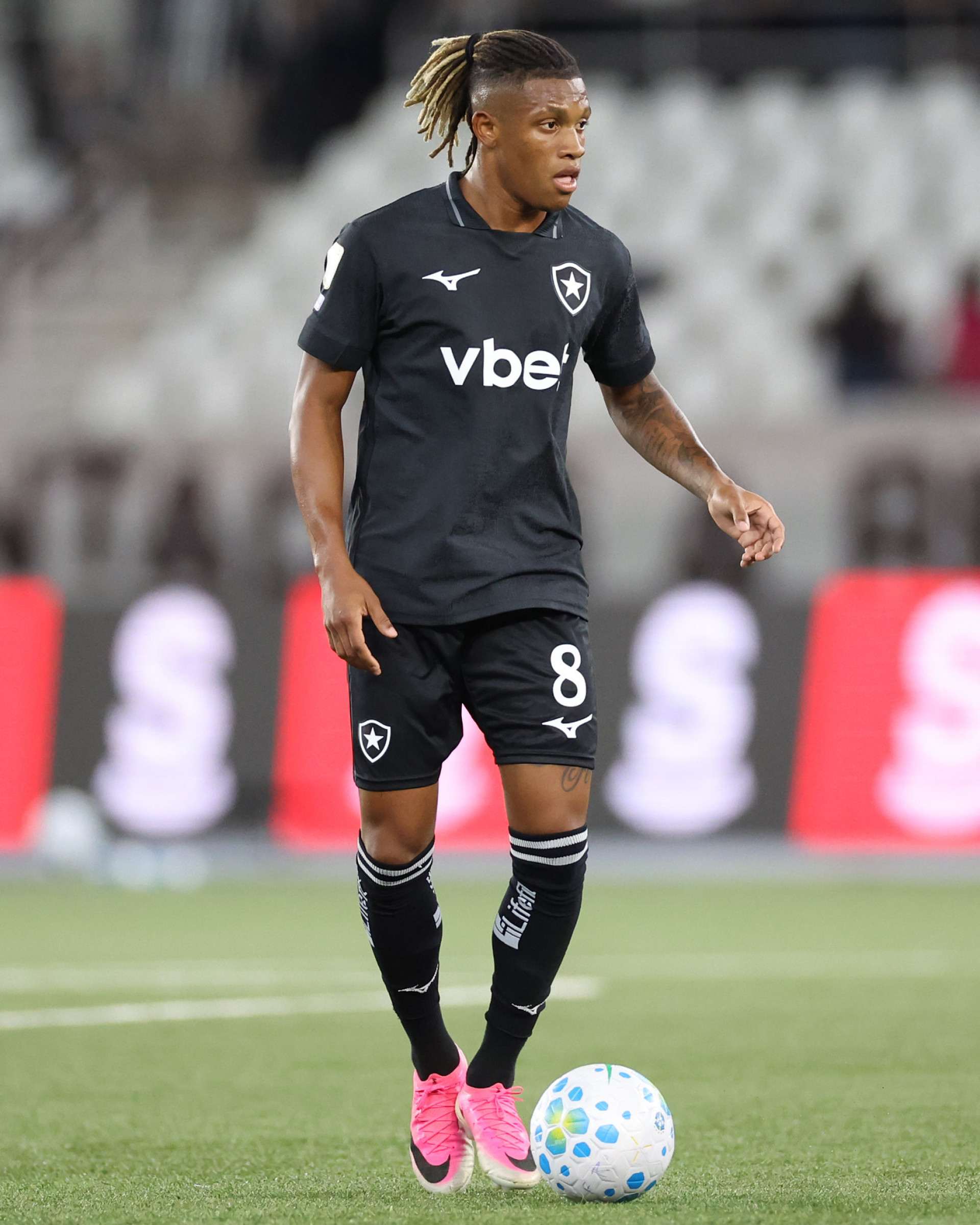 Danilo em ação no jogo entre Botafogo e Vitória