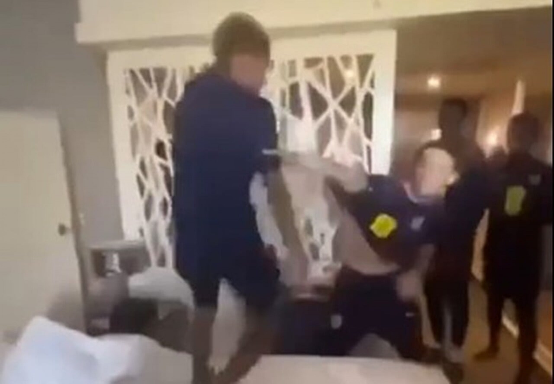 V&iacute;deo: jogadores da sele&ccedil;&atilde;o inglesa sub-16 trocam socos e chutes em hotel