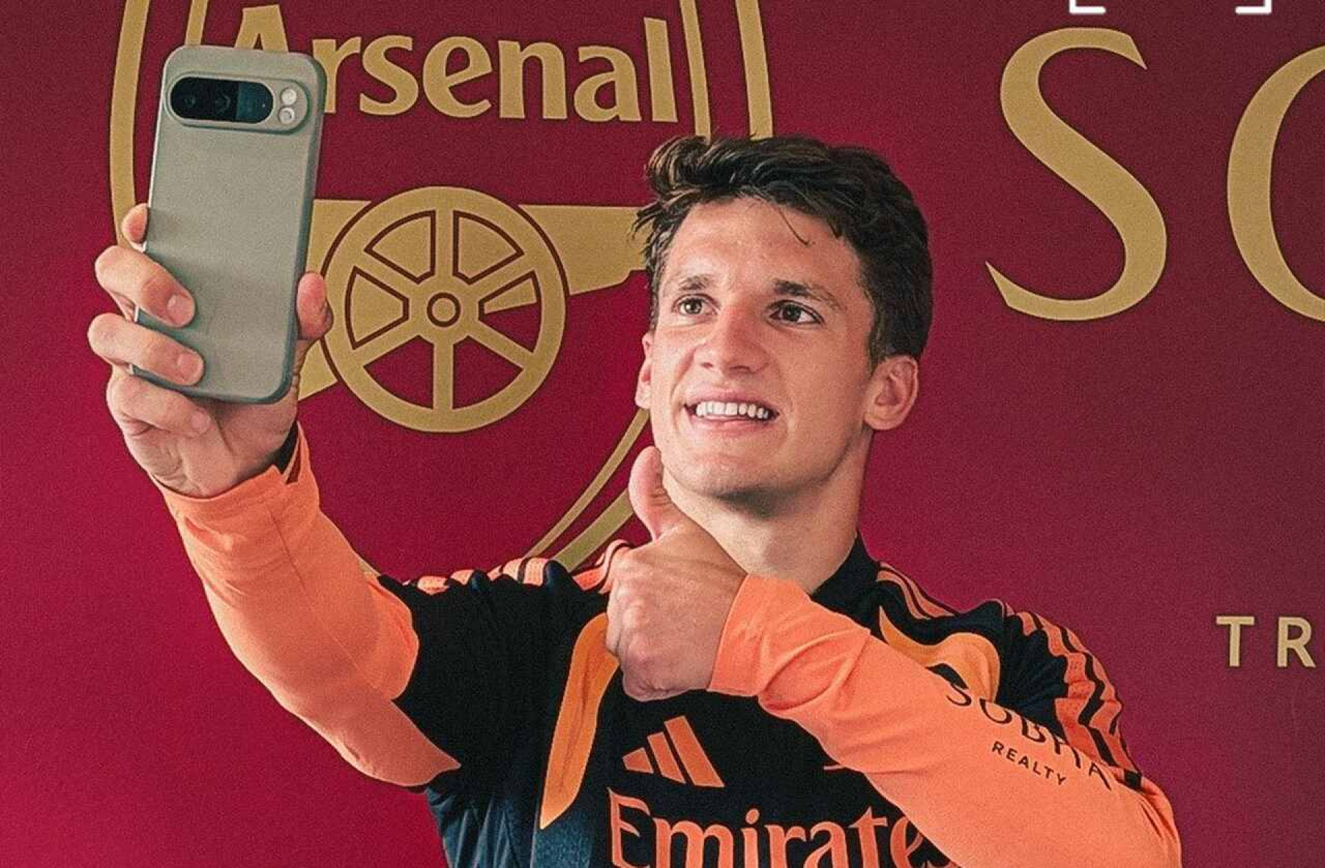 Arsenal anuncia contrata&ccedil;&atilde;o de atacante grego