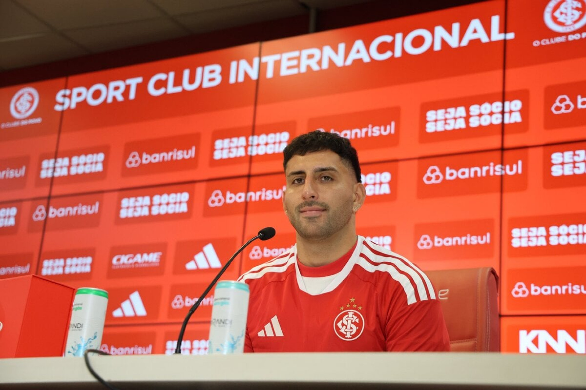 Marip&aacute;n estreia com falha e vira alvo da torcida do Internacional