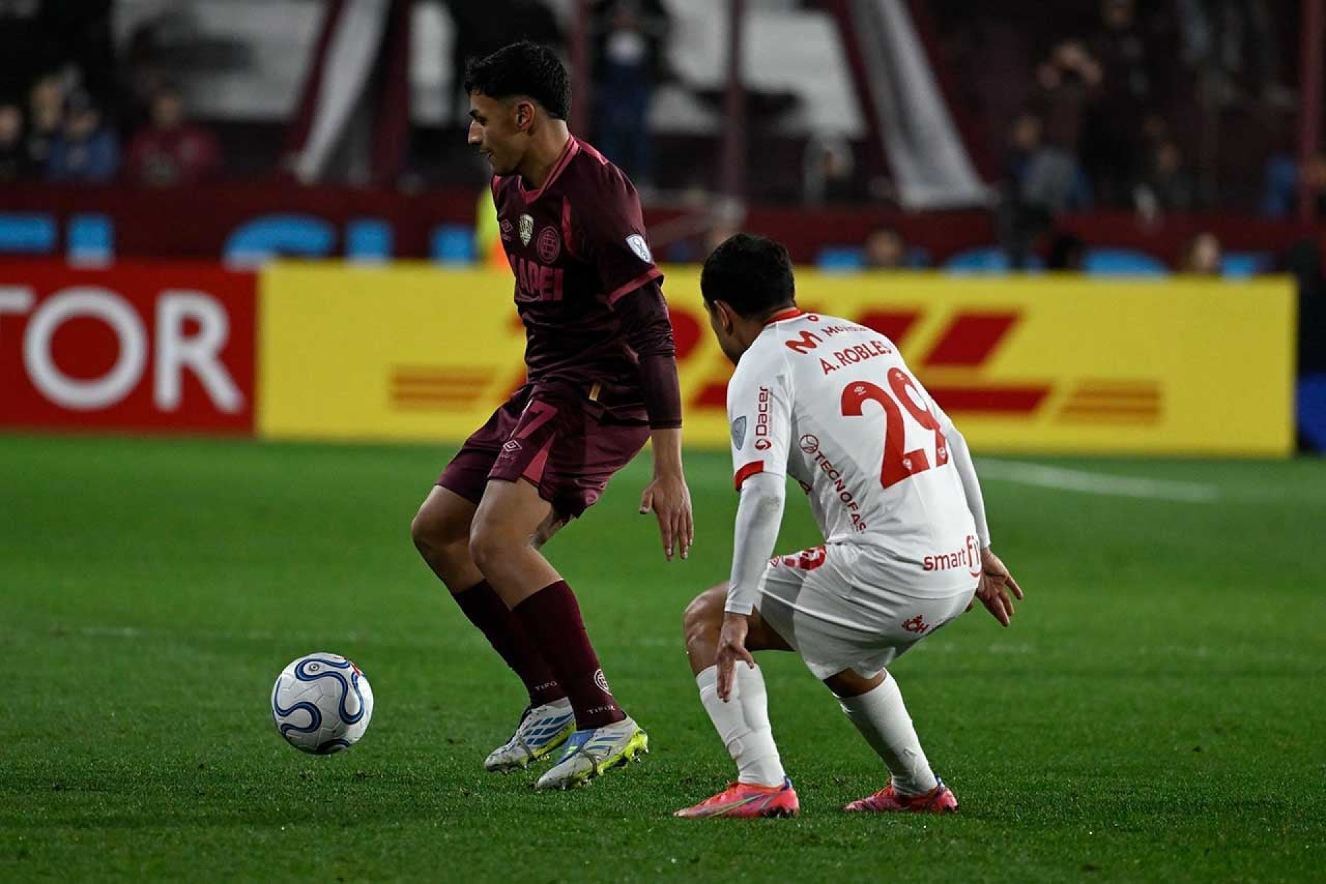 Com Botafogo de olho, Lan&uacute;s bate Cienciano e abre vantagem na Sul-Americana