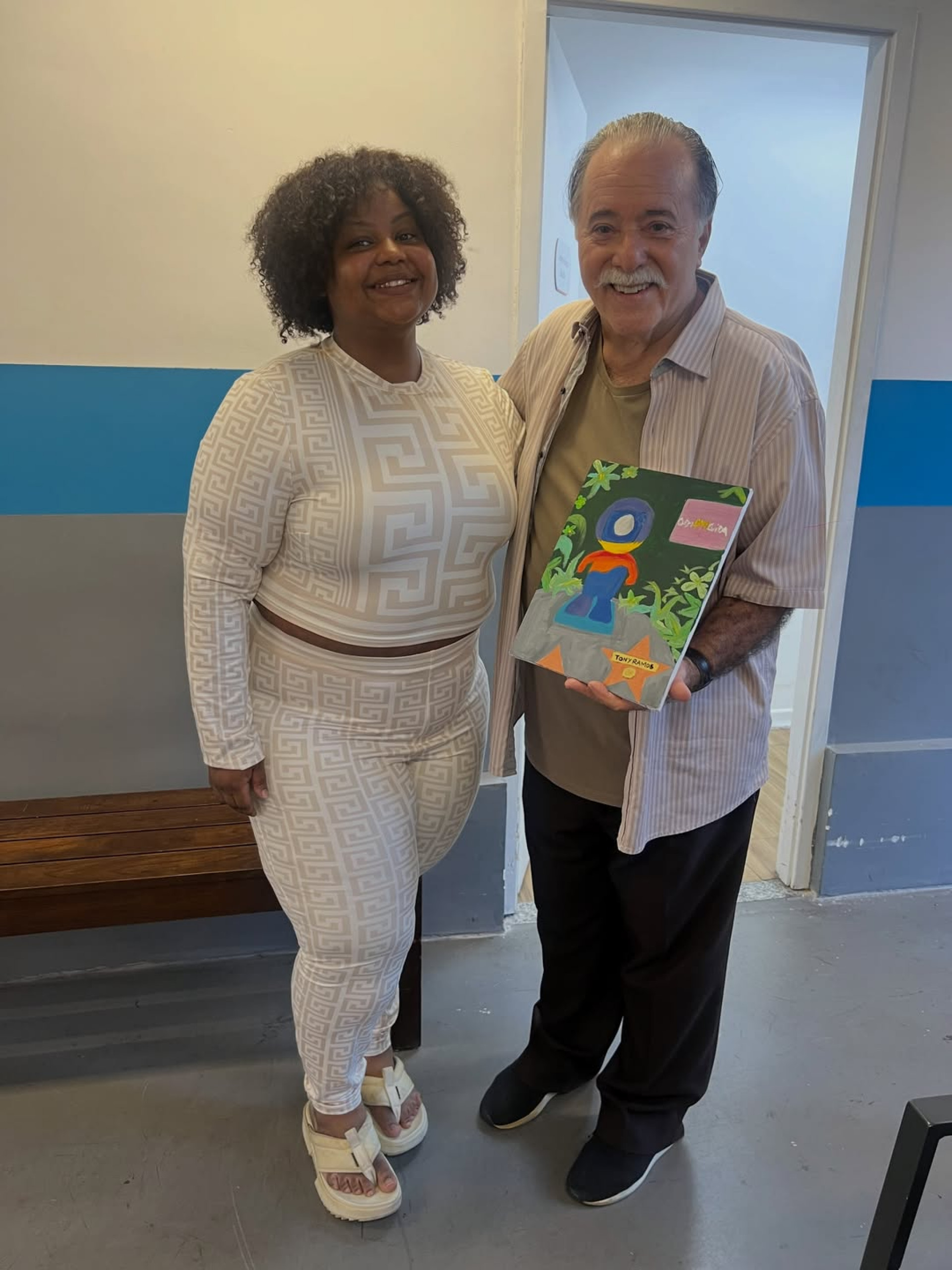 MC Carol presenteia Tony Ramos com um quadro pintado por ela - Reprodução Instagram