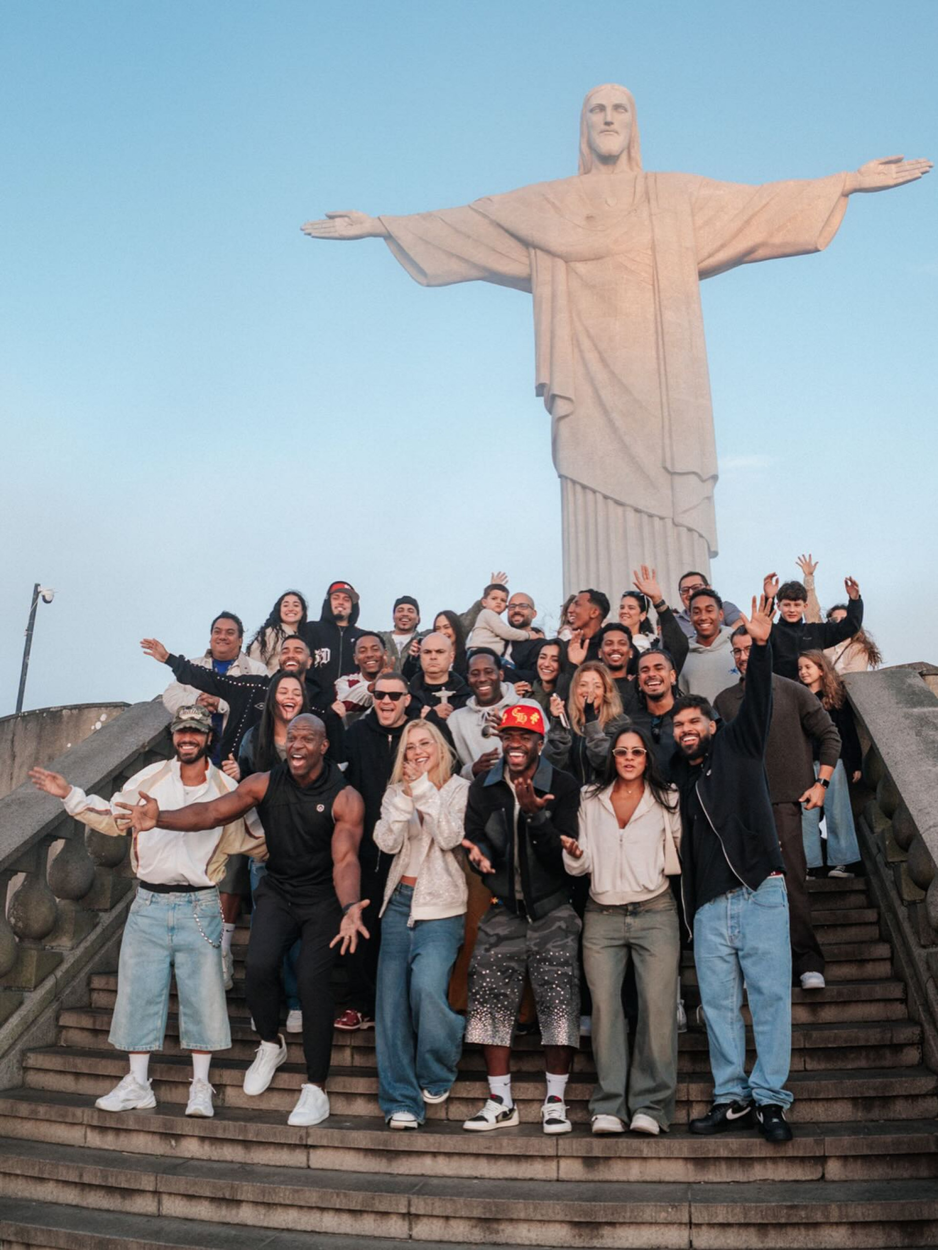 Virginia Fonseca surge ao lado de Vini Jr. e do ator americano Terry Crews - Reprodução do Instagram