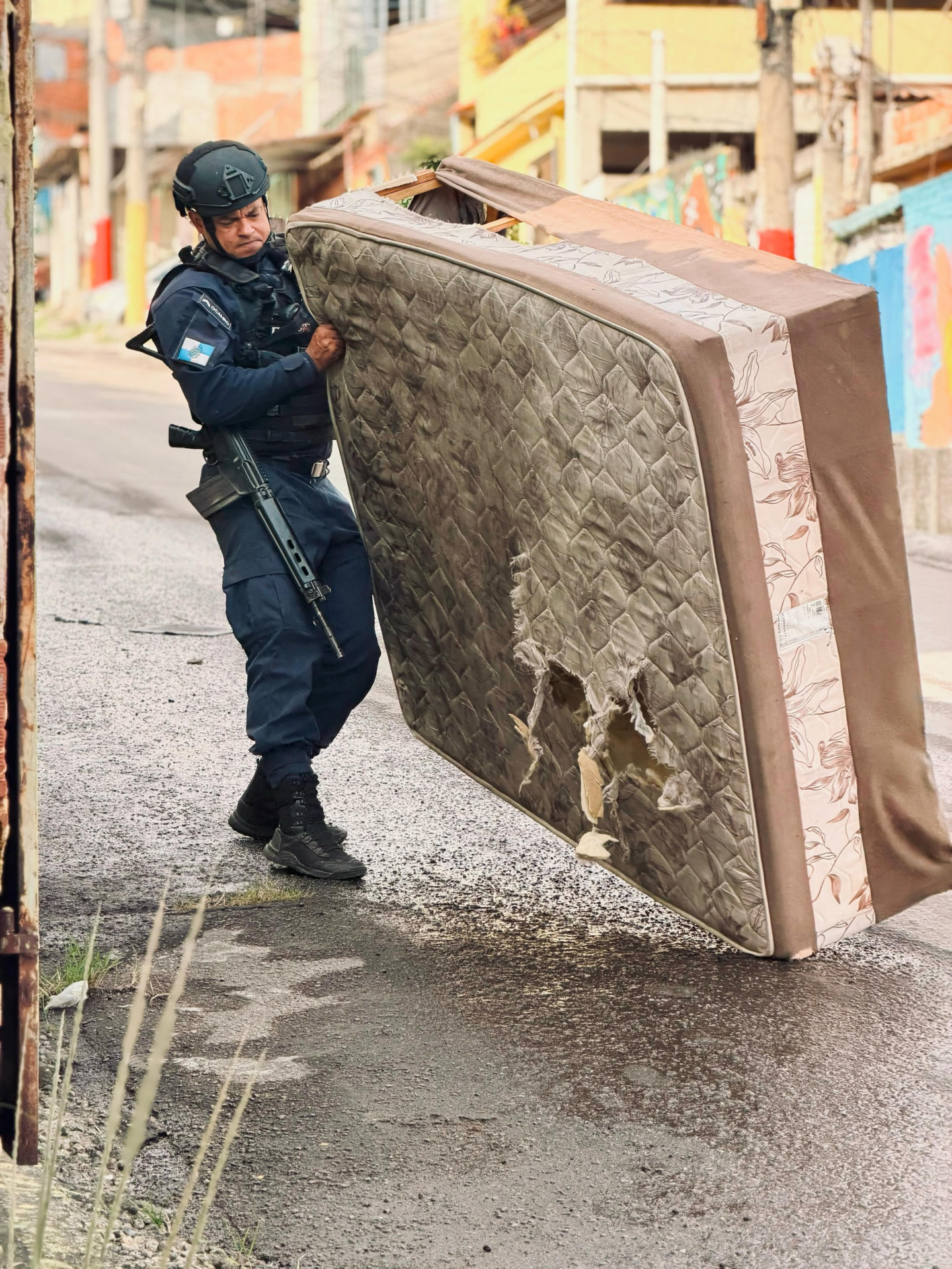 Policiais militares removeram barricadas no Morro do Juramento, em Vicente de Carvalho, na Zona Norte do Rio - Reprodução / Instagram