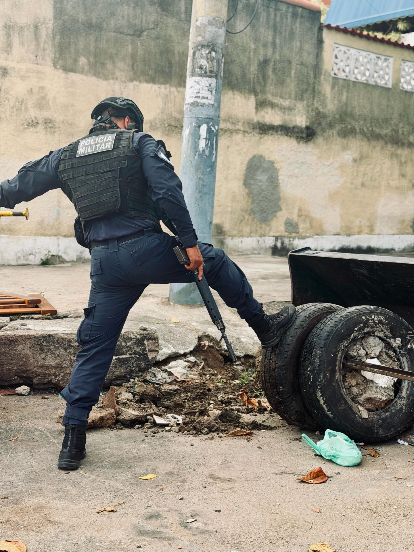 Policiais militares do 41º BPM (Irajá) removeram toneladas de barricadas durante ação no Morro do Juramento - Reprodução / Instagram