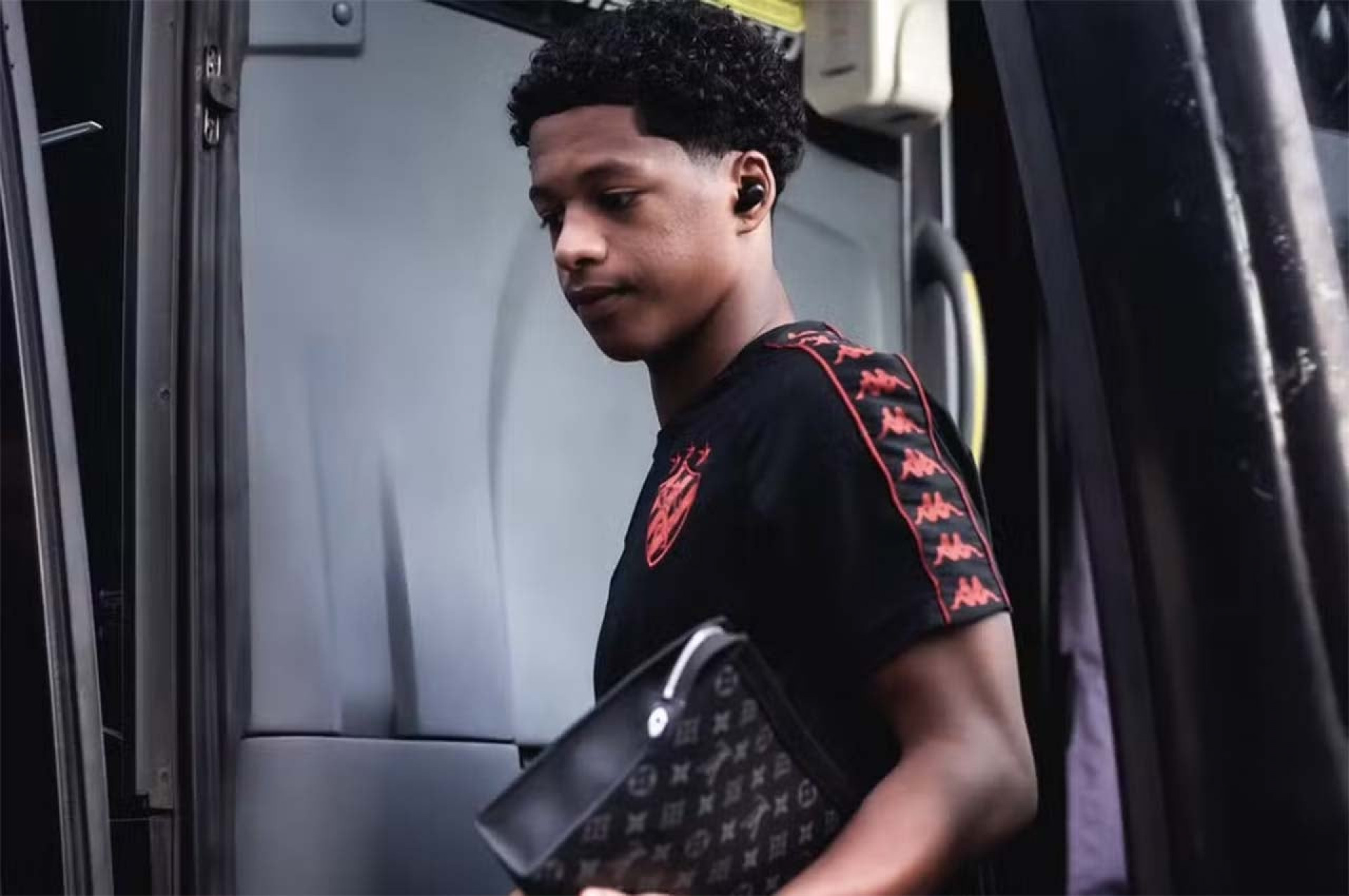 Cruzeiro supera rivais e fecha com Z&eacute; Lucas, joia do Sport