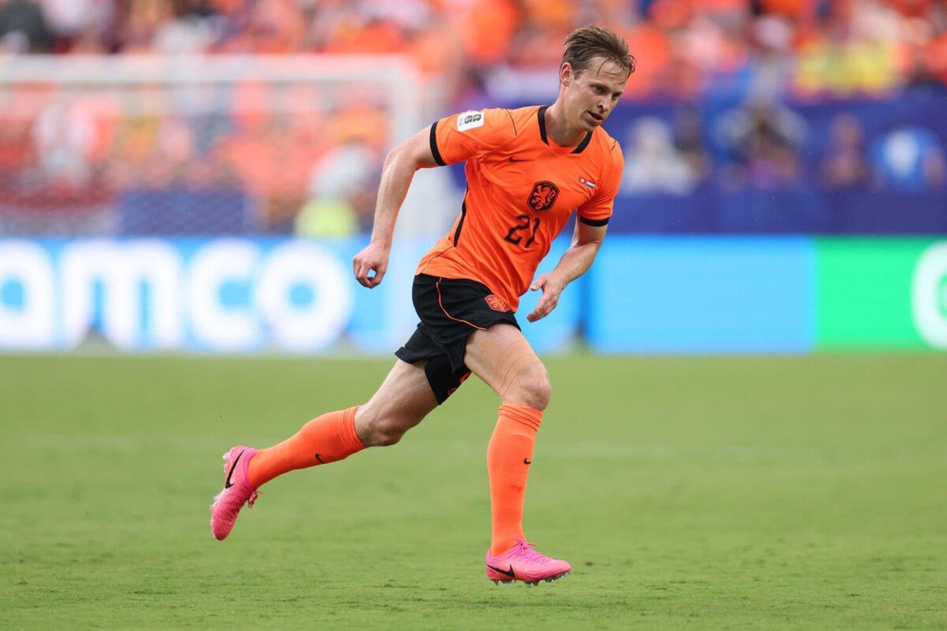 Barcelona confirma les&atilde;o de De Jong e perde volante por meses