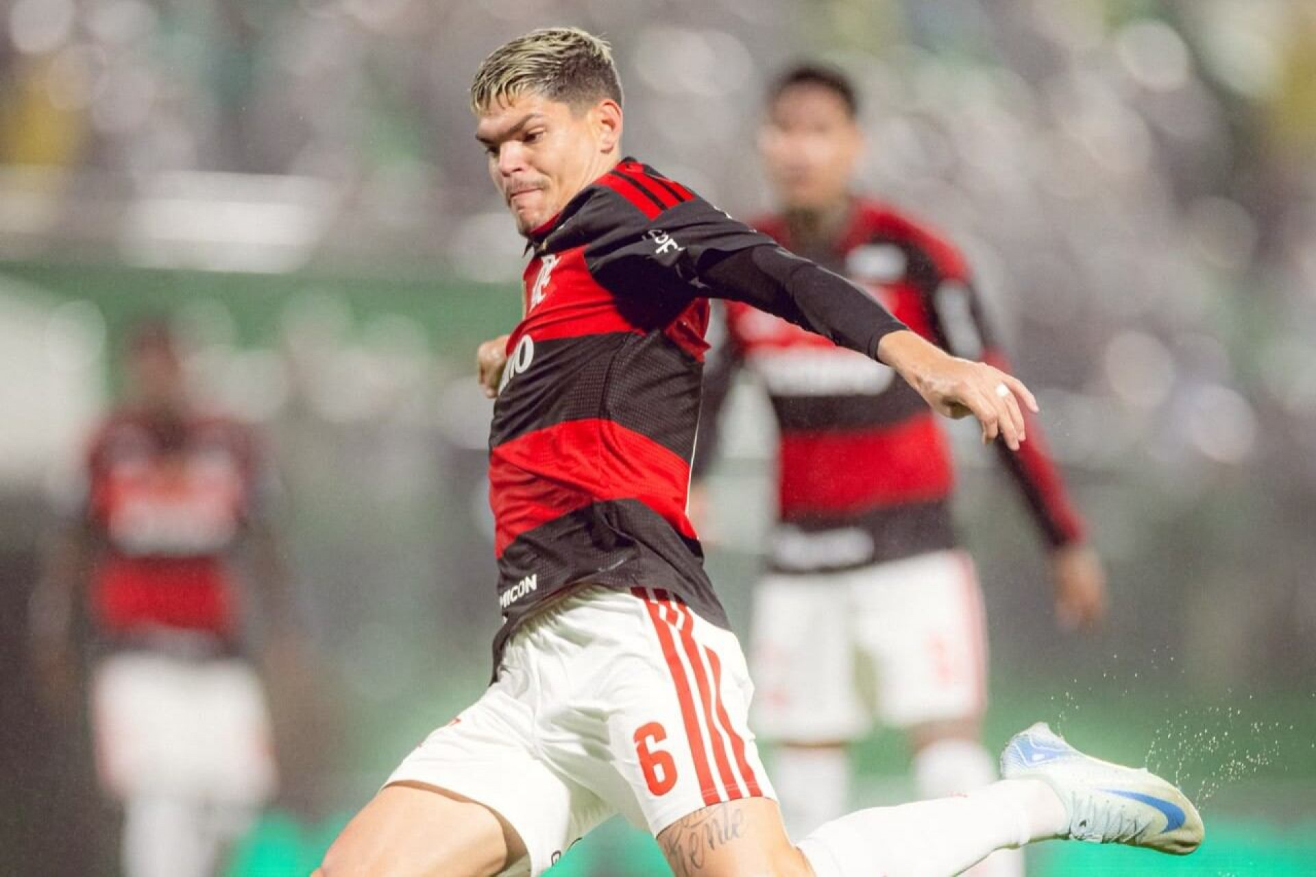 Ayrton Lucas vive momento conturbado no Flamengo
