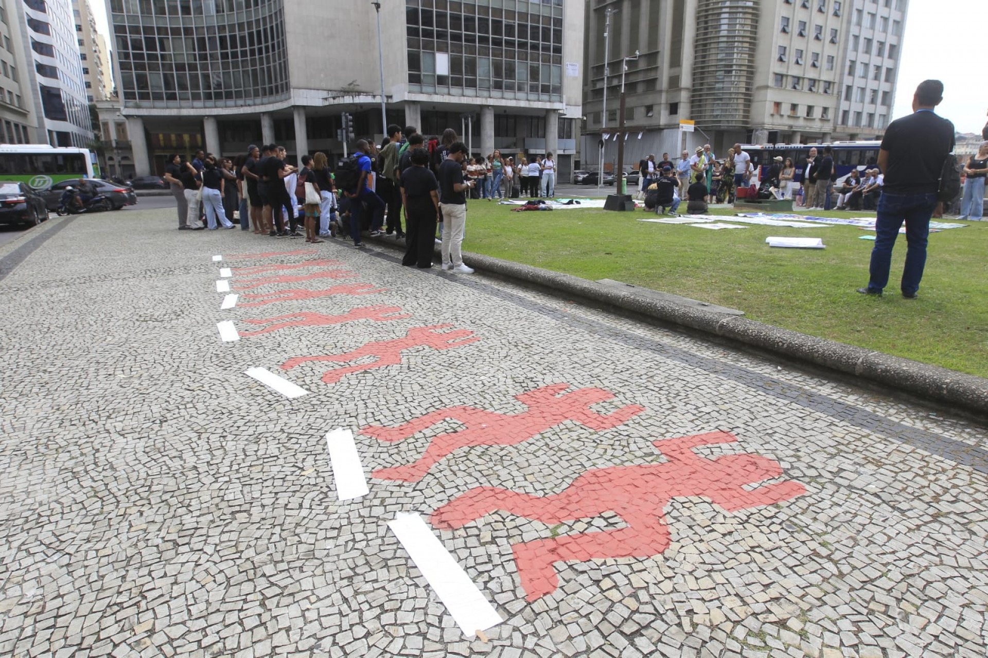 Familiares das vítimas e ativistas realizaram ato em memória aos 33 anos da Chacina da Candelária - Reginaldo Pimenta/Agência O DIA