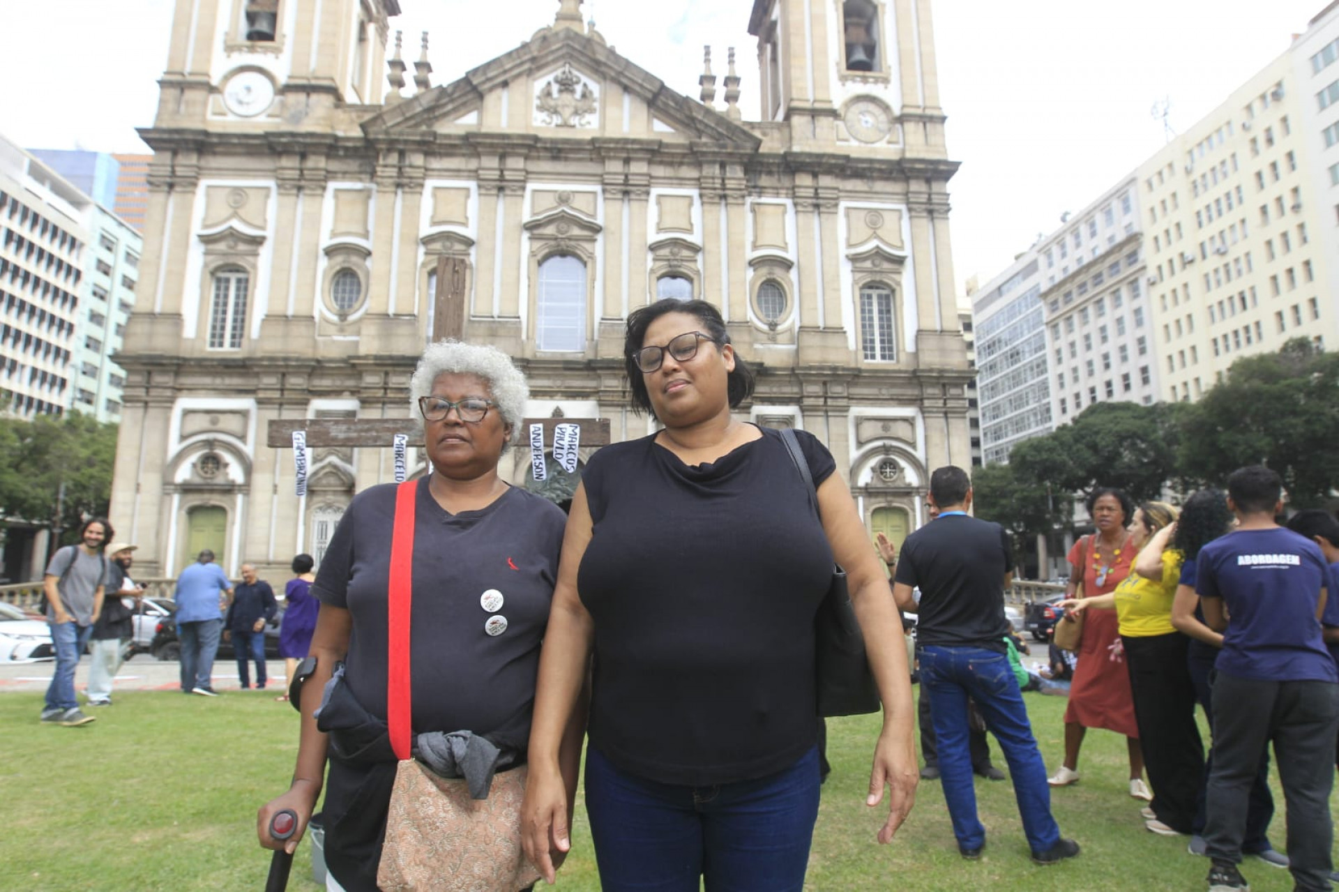 Sônia e Patrícia, irmãs de um dos sobreviventes - Reginaldo Pimenta/Agência O DIA