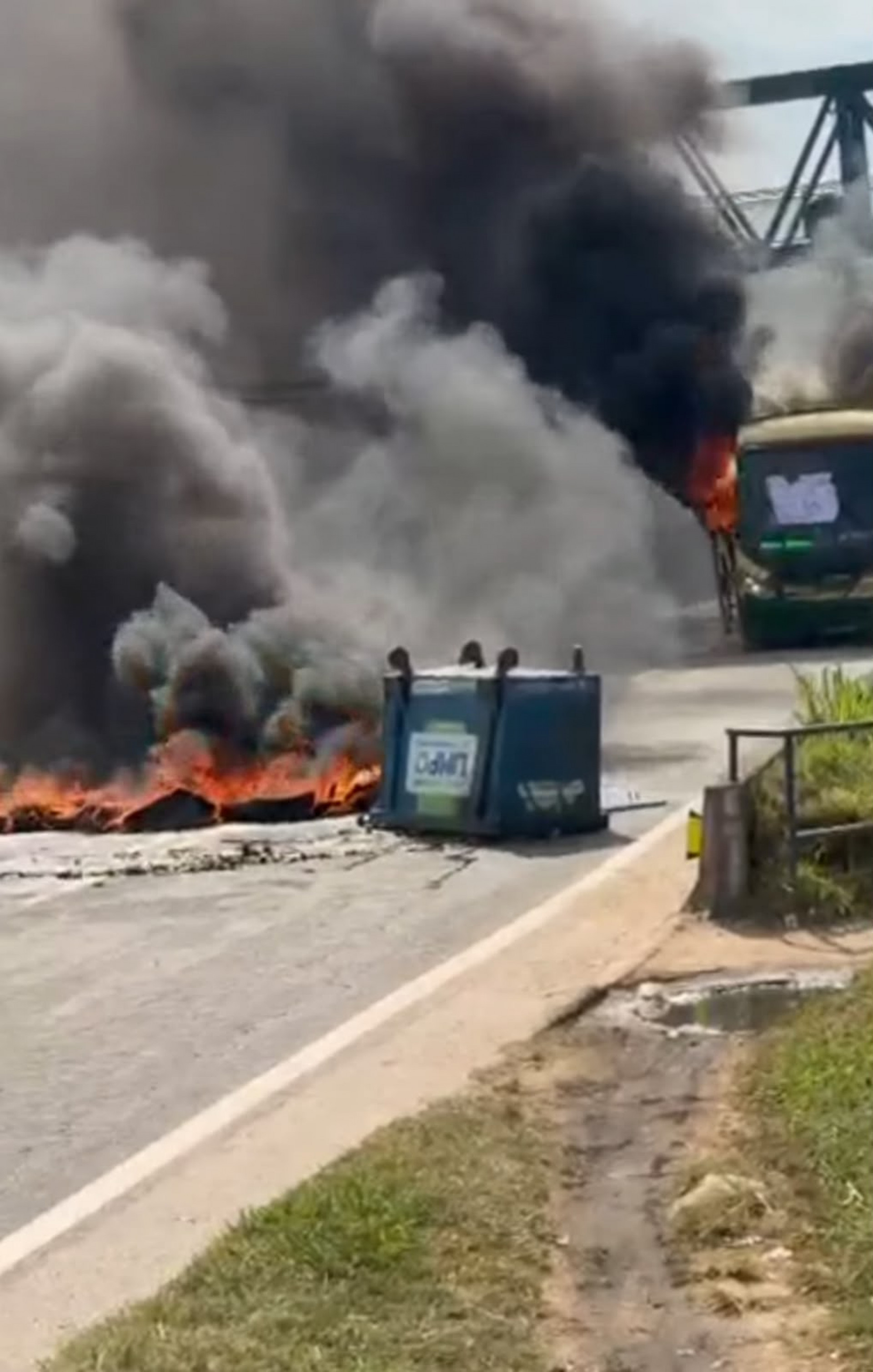 Dois ônibus foram incendiados durante bloqueio na BR-040, em Duque de Caxias - Reprodução/ Redes Sociais