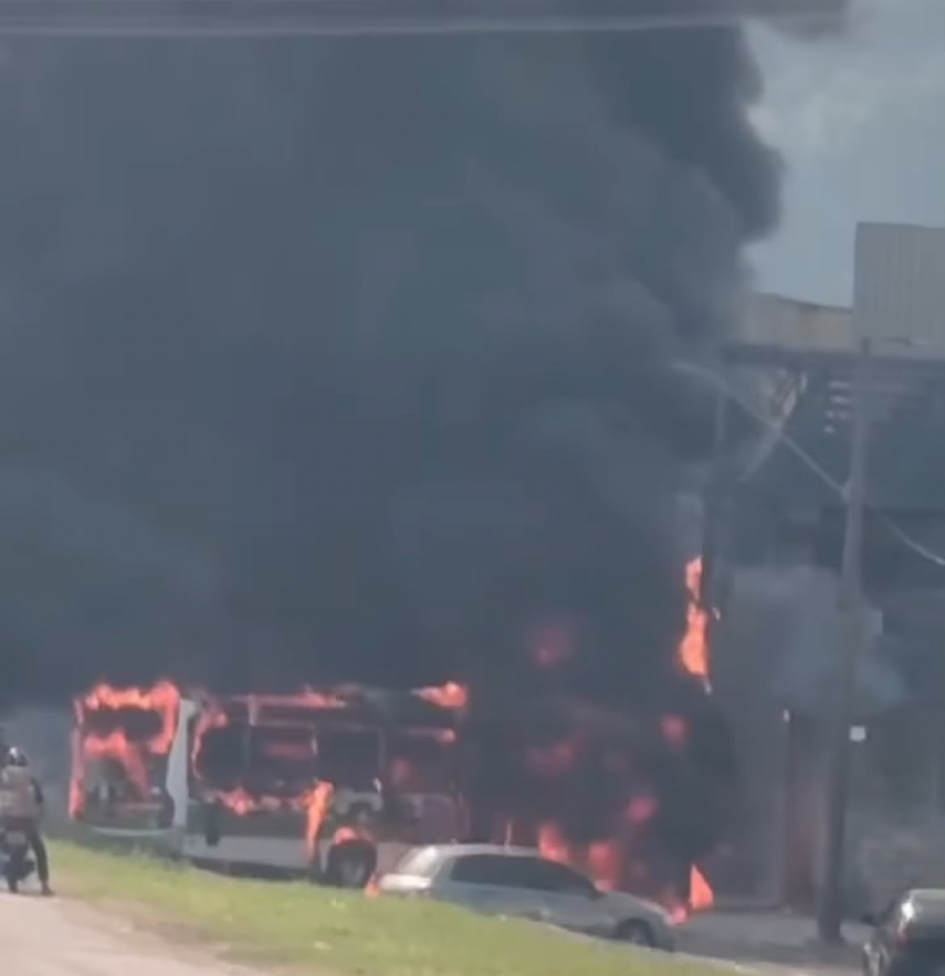 Os ônibus foram completamente destruídos pelas chamas - Reprodução/ Redes Sociais