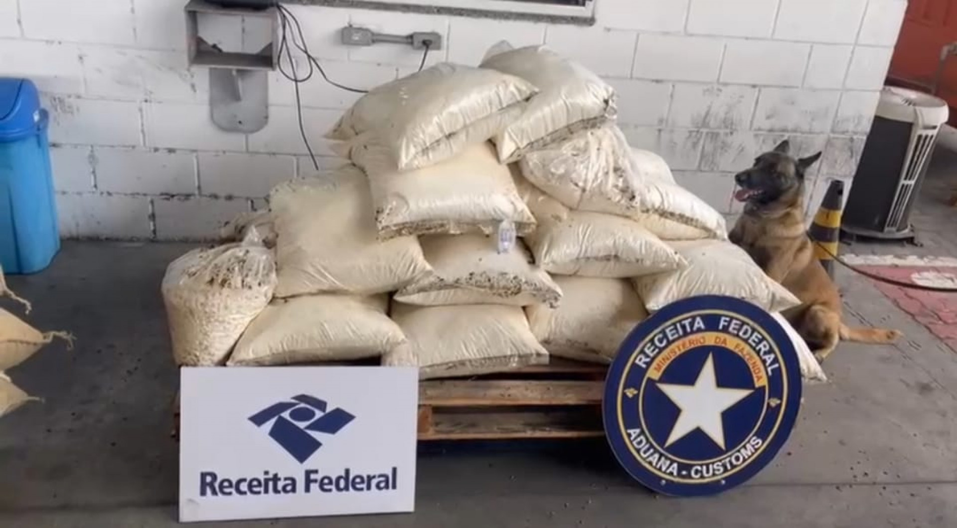 Em setembro de 2025, aproximadamente meia tonelada de coca&iacute;na foi encontrada no Porto do Rio