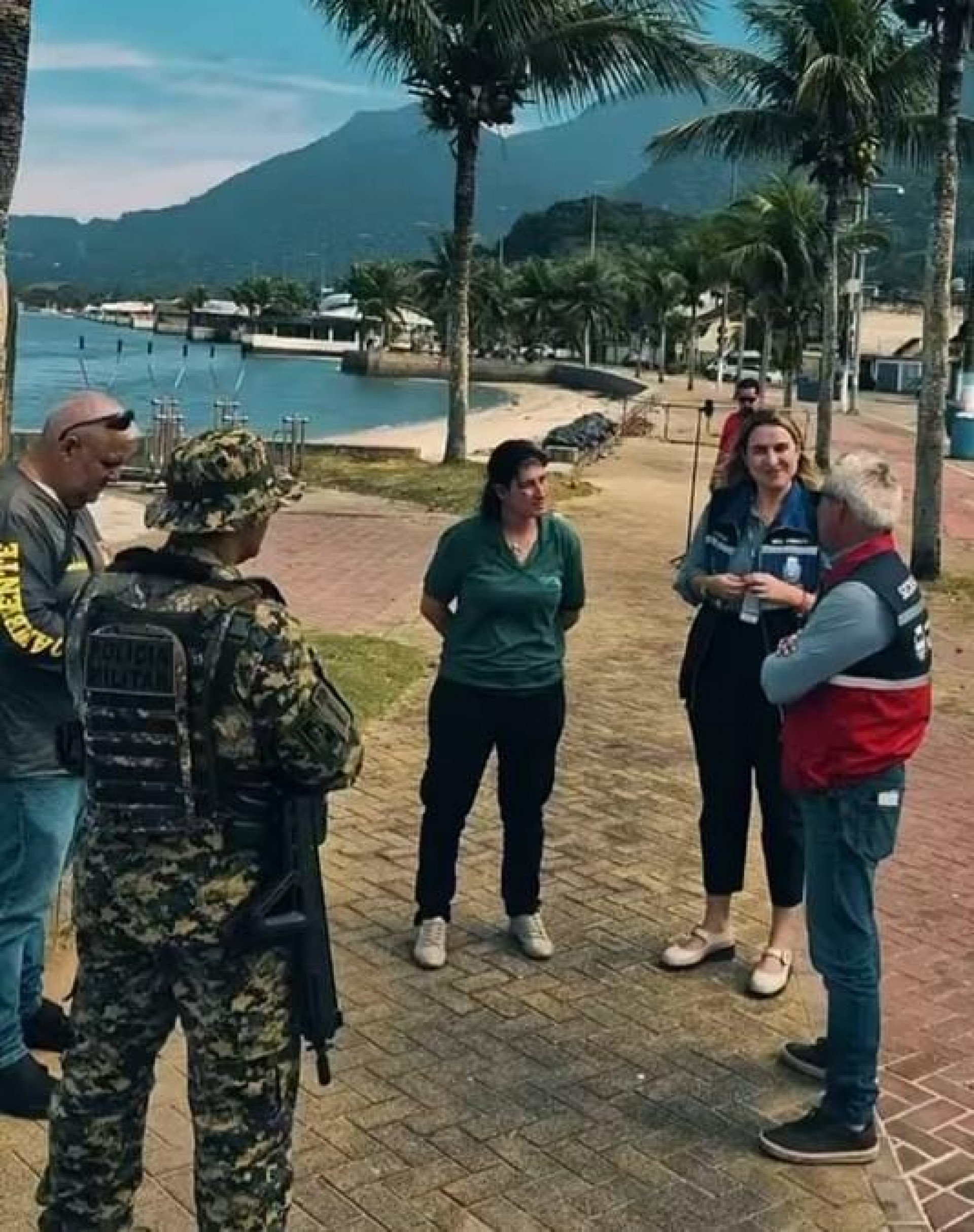 T&eacute;cnicos do Meio Ambiente, Agricultura e Pesca e policiais da 4&ordf; UPAm averiguando a ocorr&ecirc;ncia  - Divulga&ccedil;&atilde;o/Reprodu&ccedil;&atilde;o Rede Social