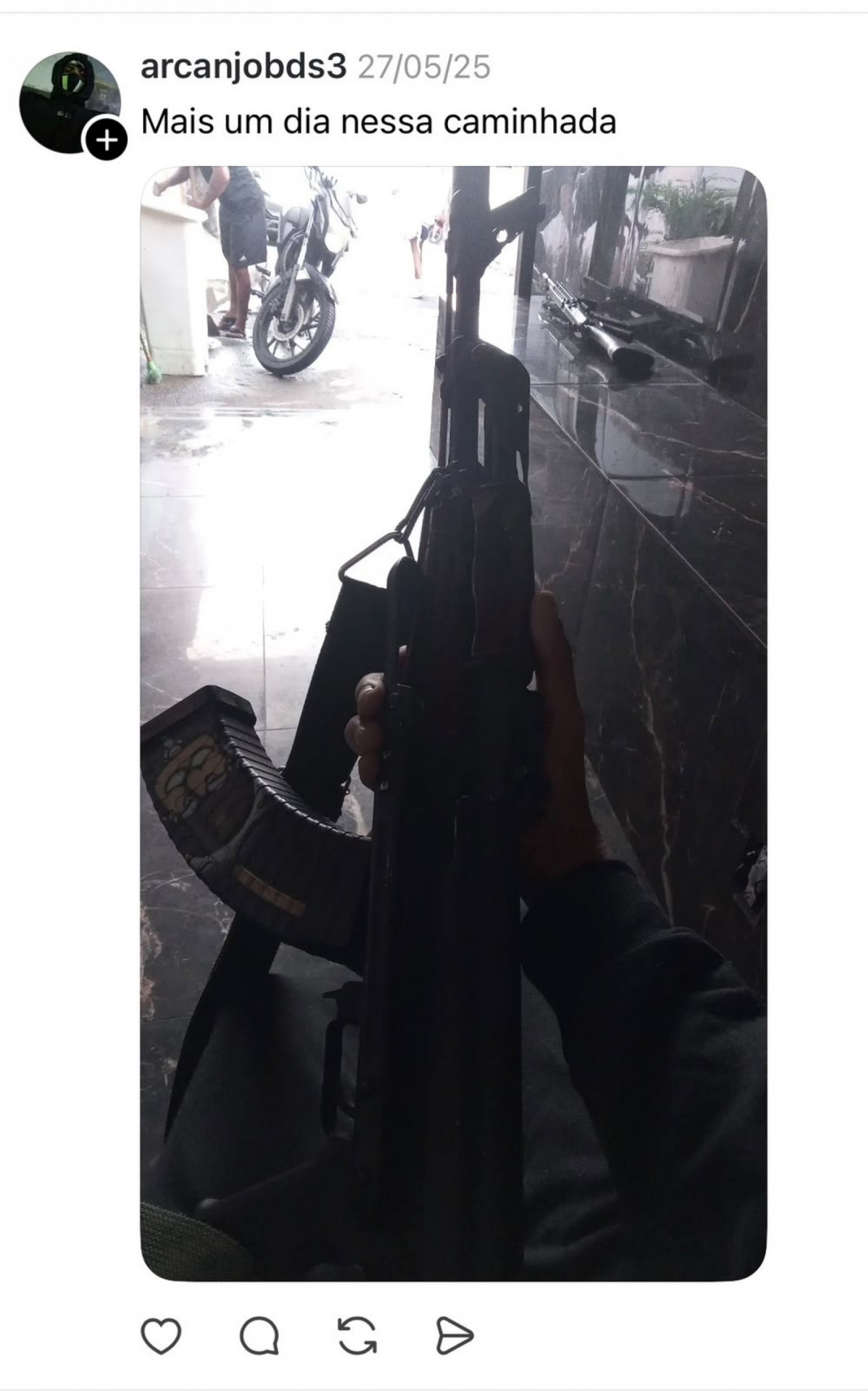 Traficante ostentava fuzil nas redes sociais - Reprodução/Rede Social