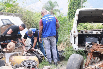 Fiscalização do Detran encontra peças furtadas e fecha ferro-velho irregular em Nova Iguaçu