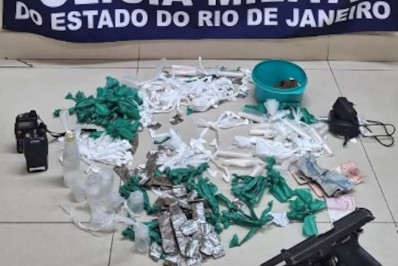 Operação da PM termina com dois presos e apreensão de drogas e arma em Belford Roxo
