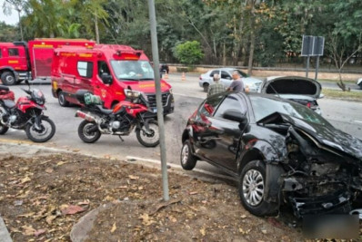 Acidente entre dois carros deixa duas pessoas feridas no bairro Conforto, em Volta Redonda