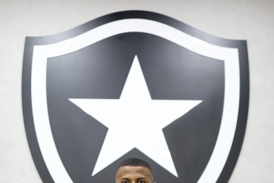 Botafogo renova com Kauan Toledo, que celebra: 'Seguimos juntos'