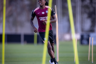 Atacante da seleção portuguesa treina no CT do Corinthians