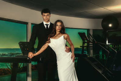 Filho de Carla Perez e Xanddy faz ensaio de casamento em academia