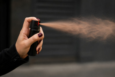 Mulheres podem comprar e usar spray de pimenta para defesa pessoal