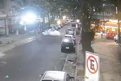 Vídeo: carro da prefeitura é atacado com coquetel molotov em Copacabana