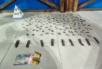 Homem é preso após fugir da polícia e jogar celular na cabeça de agente em Itaipava